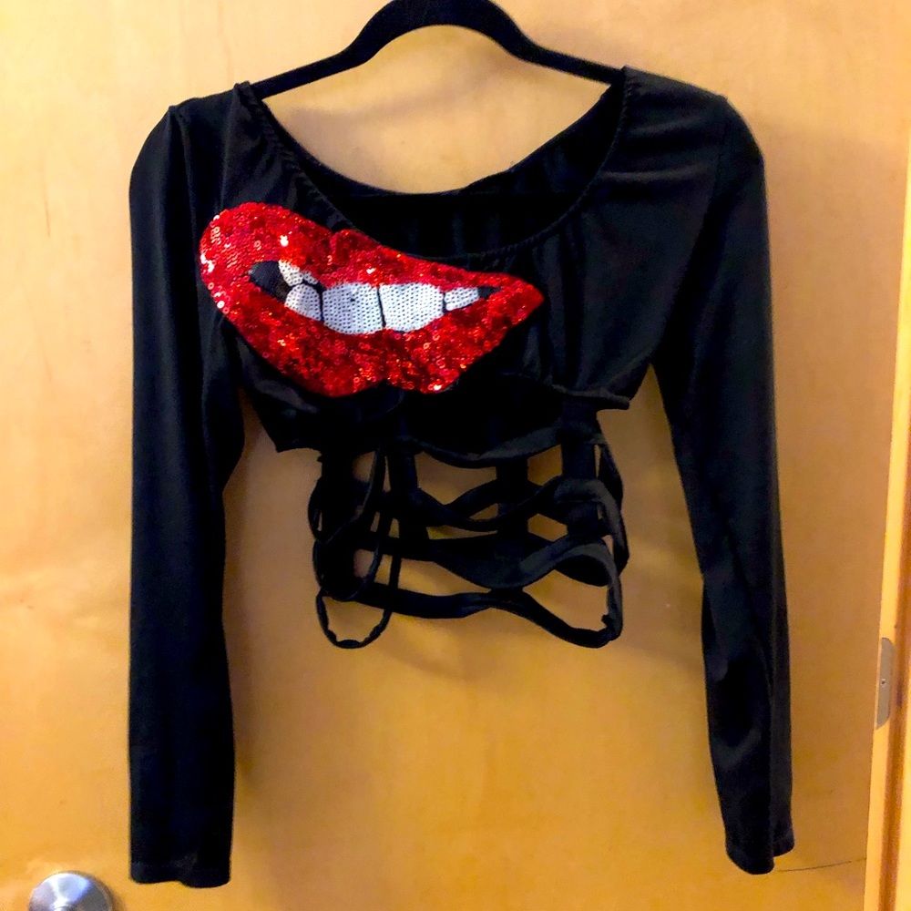 Black cut out crop top long sleeve w/ lips patch embroidered S / M